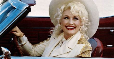 This Is Why Dolly Parton Stopped Wearing Bathing。